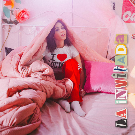 Chiara Oliver nos abre la puerta de su cuarto en "La Invitada" su nuevo single.